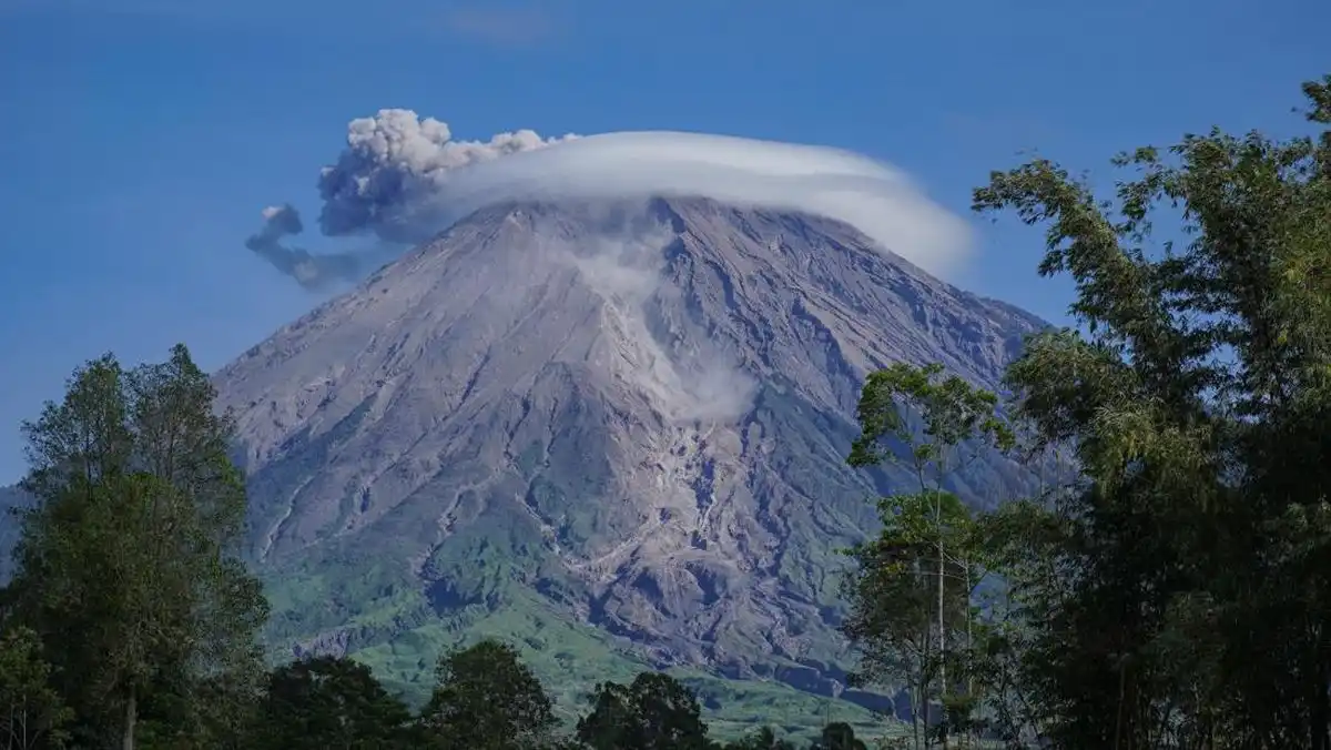 Tiga Erupsi Semeru dalam Sehari: Tinggi Kolom Abu dan Imbauan Keselamatan