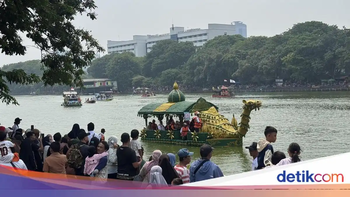 Pawai 43 Perahu Berbahan Sampah Meriahkan Festival Cinta Lingkungan di Danau Sunter