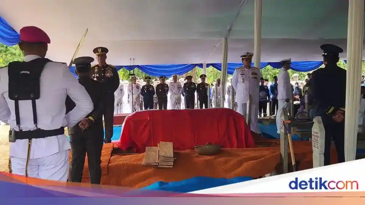 Widodo AS Dimakamkan Secara Militer di TMP Kalibata