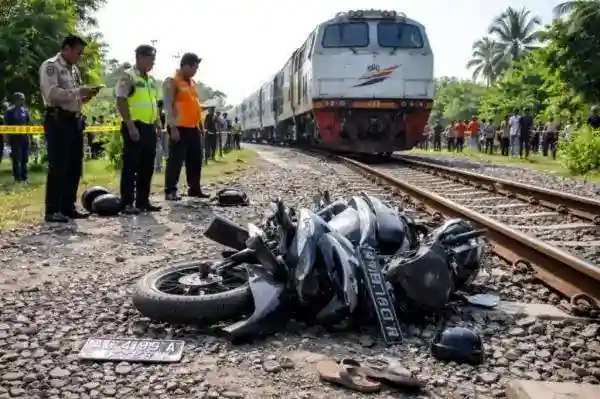Pemotor Terluka Berat Usai Tertabrak KRL di Pelintasan Pasar Minggu