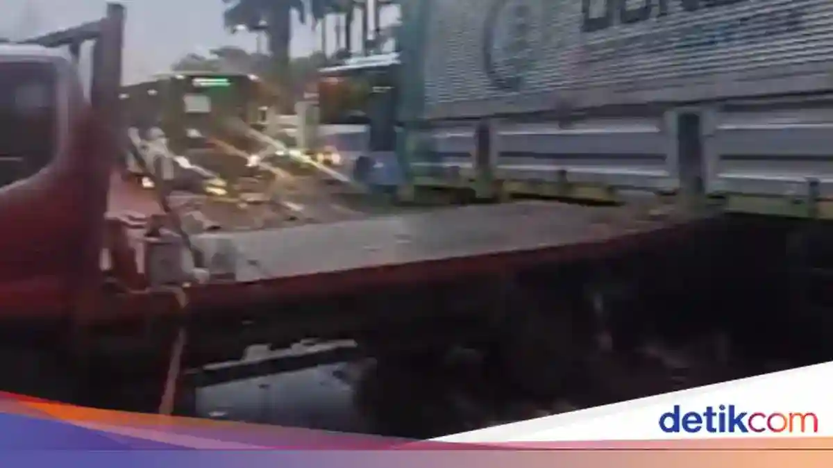 Tabrakan Dua Truk di Depan Gedung MPR/DPR Picu Kepadatan ke Arah Slipi