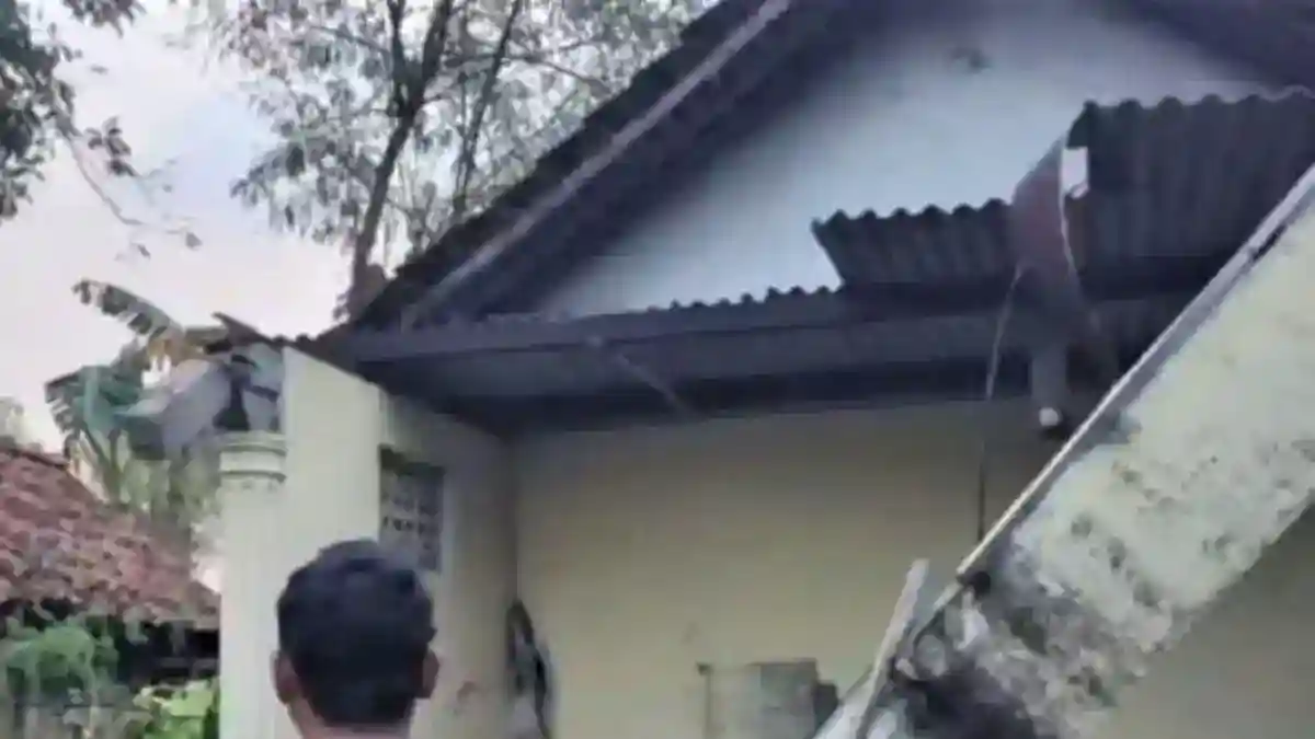 Angin Puting Beliung Rusak Rumah dan Fasilitas Umum di Kartoharjo