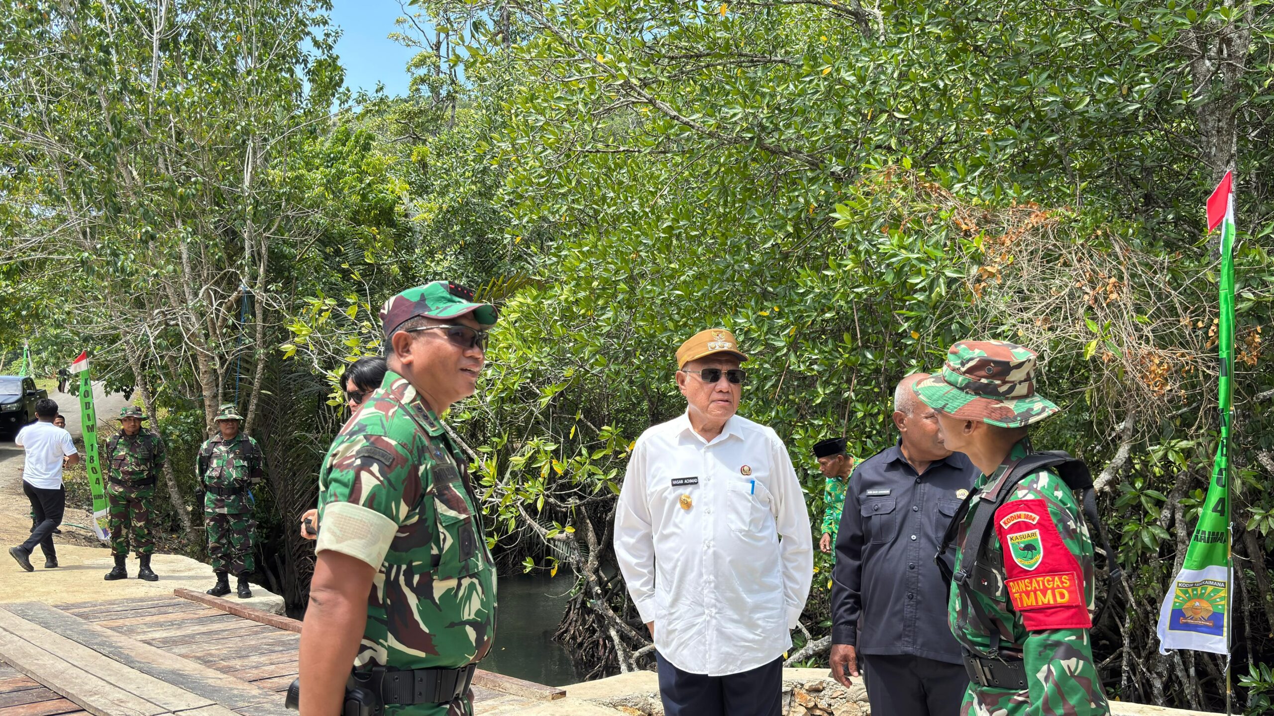 Usai Penutupan TMMD 127, Bupati dan Forkopimda Kaimana Tinjau Jembatan Baru di Kampung Marsi