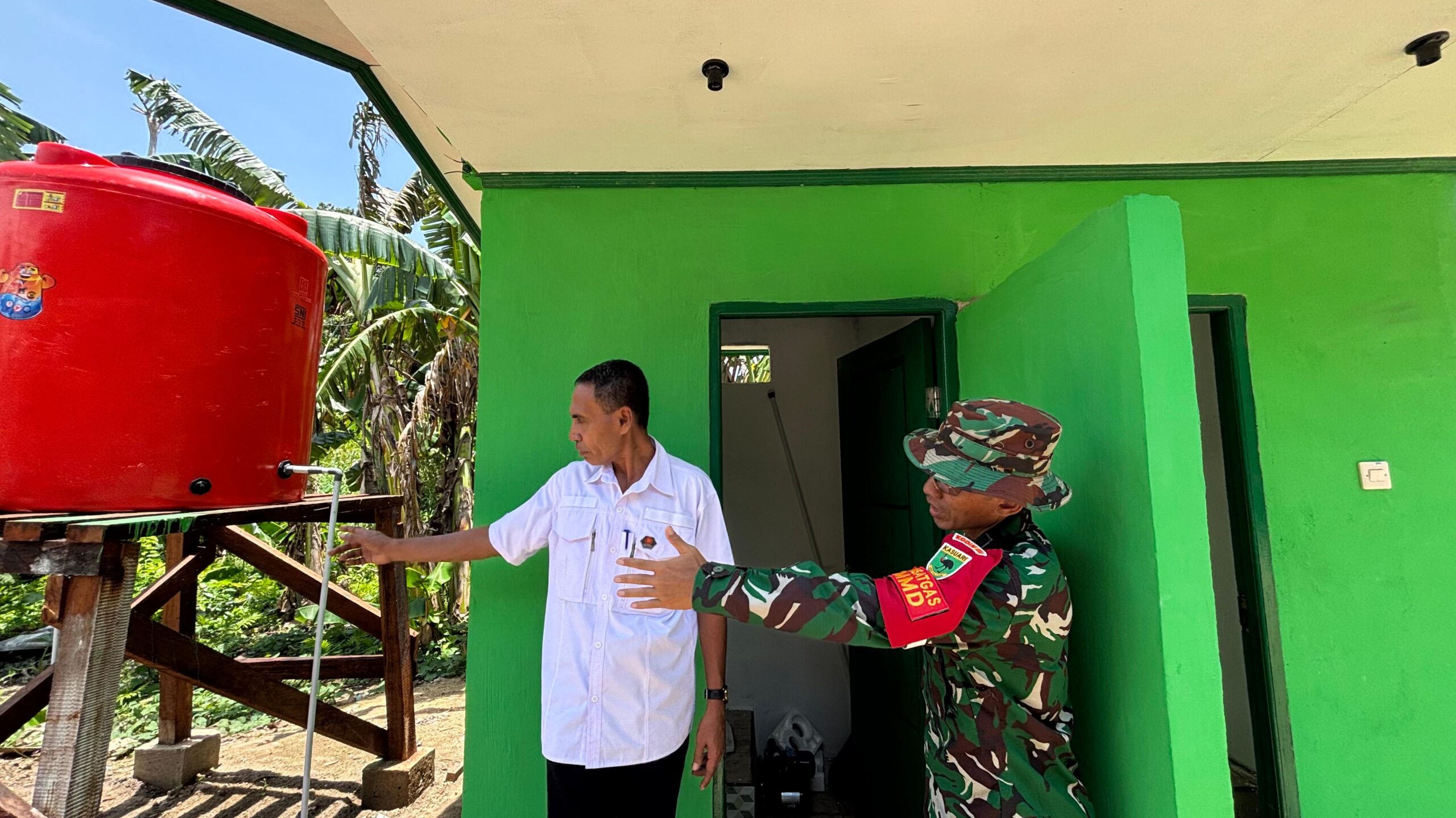 Dandim 1804/Kaimana Dampingi Sekwan Serahkan Kunci Rumah dan MCK kepada Warga Kampung Sisir