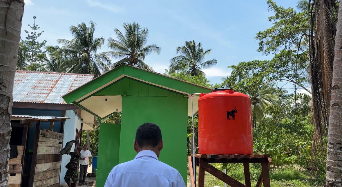 Kesbangpol Kaimana Cek dan Serahkan Kunci MCK Gereja dan Umu Dari Hasil TMMD 127 di Kampung Sisir