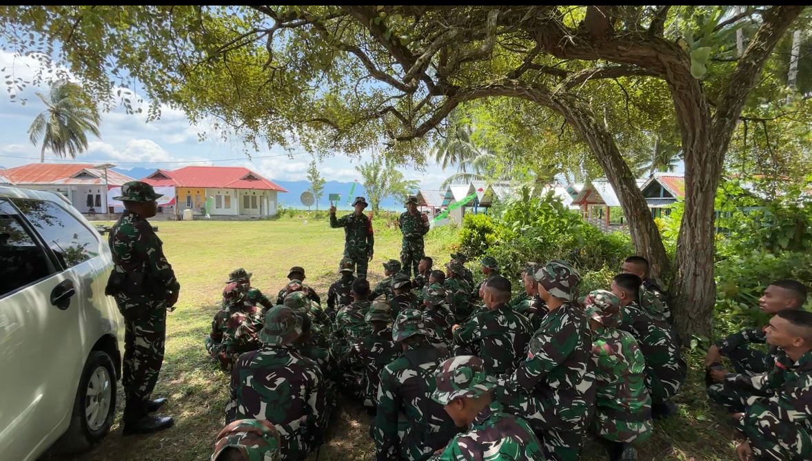 Dandim 1804/Kaimana Cek Personel dan Materil di Kampung Marsi dan Sisir Usai Upacara Penutupan