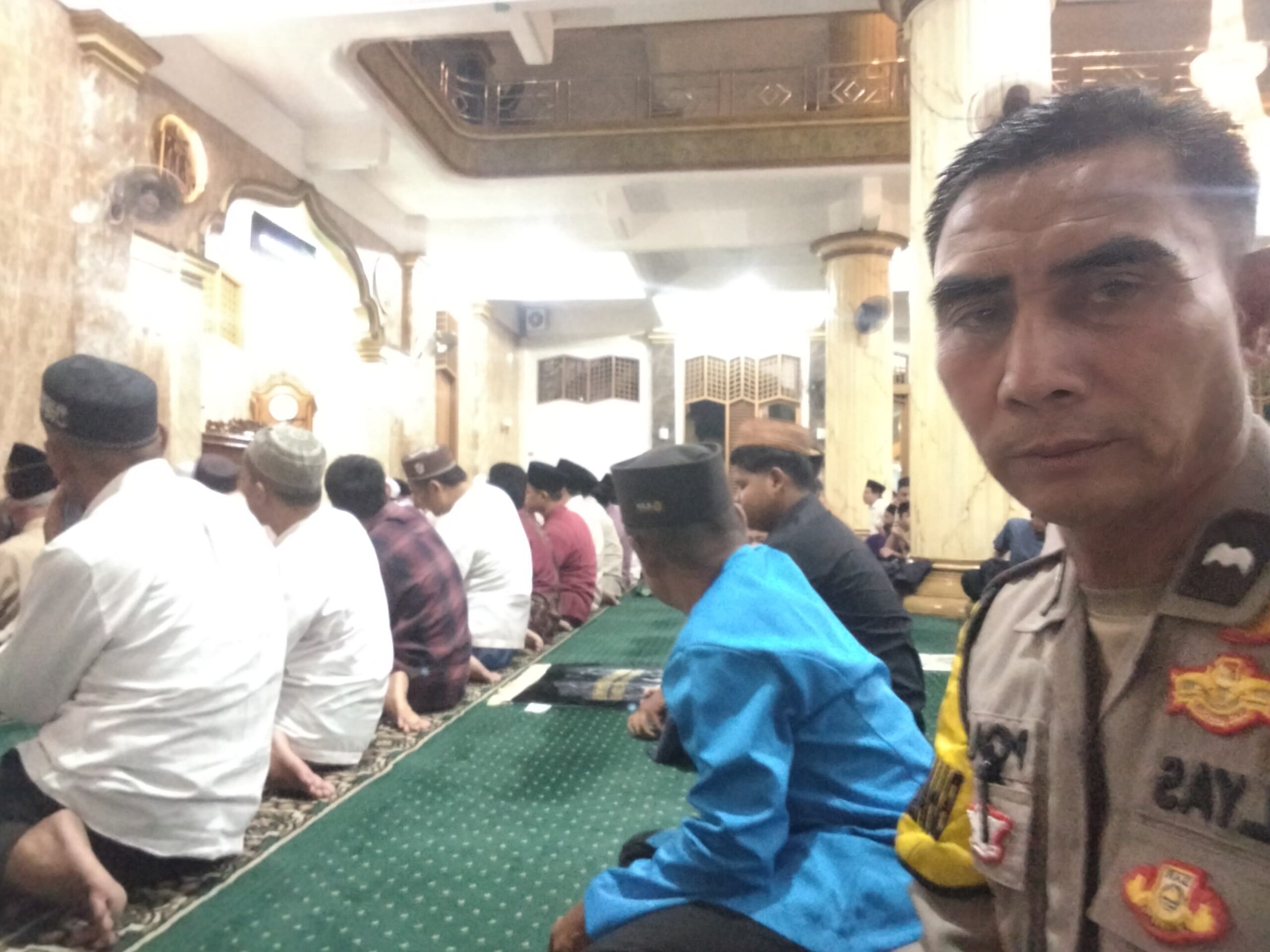 Bhabinkamtibmas Kelurahan Sukamulya Laksanakan Tarawih Keliling di Masjid Jami Al Ikhlas